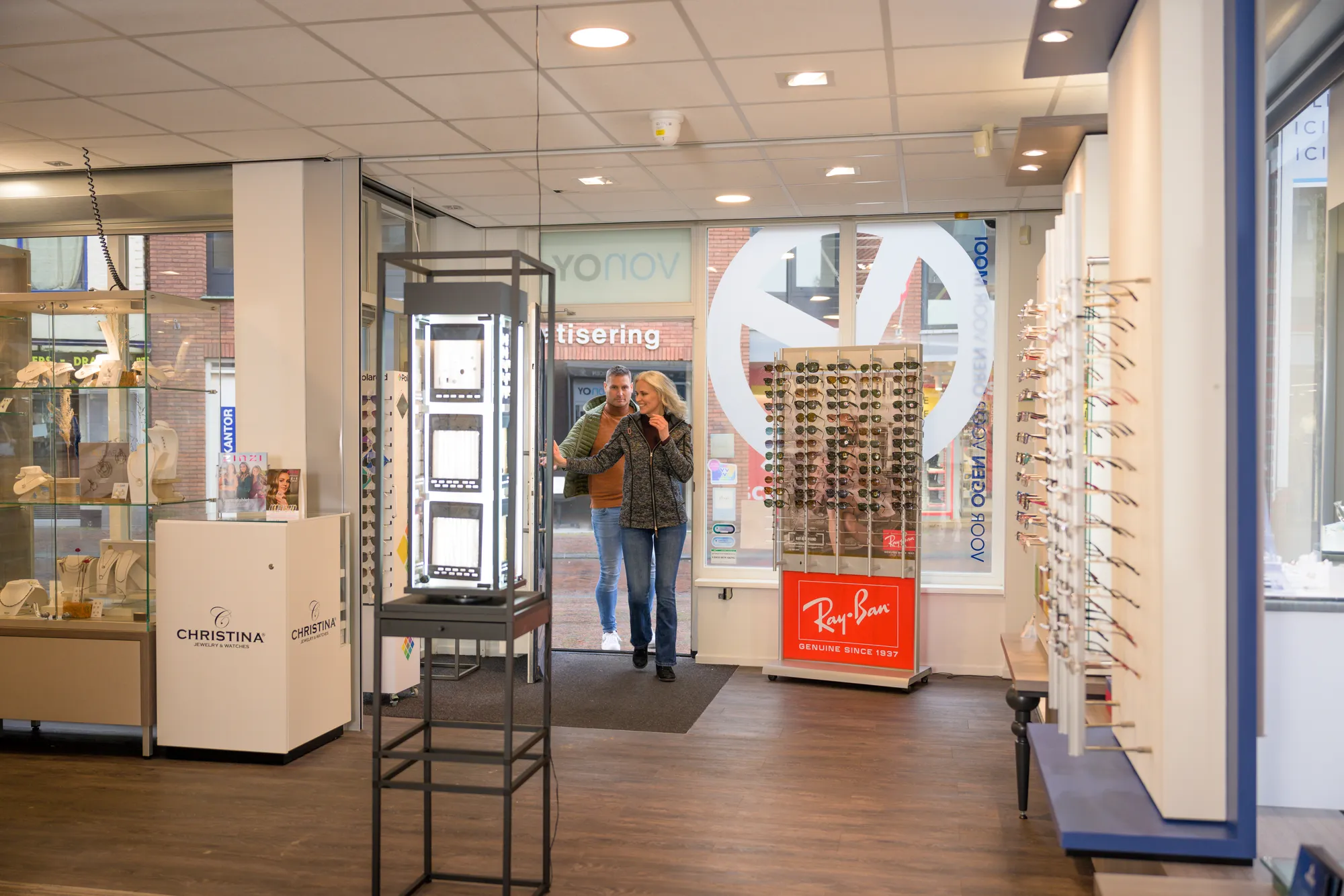 Klant loopt de winkel van Von Oy aan de Wijkstraat in Appingedam binnen