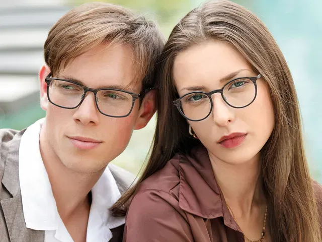 Vrouw en man met een bril van Black Forest, tegen een donkere achtergrond