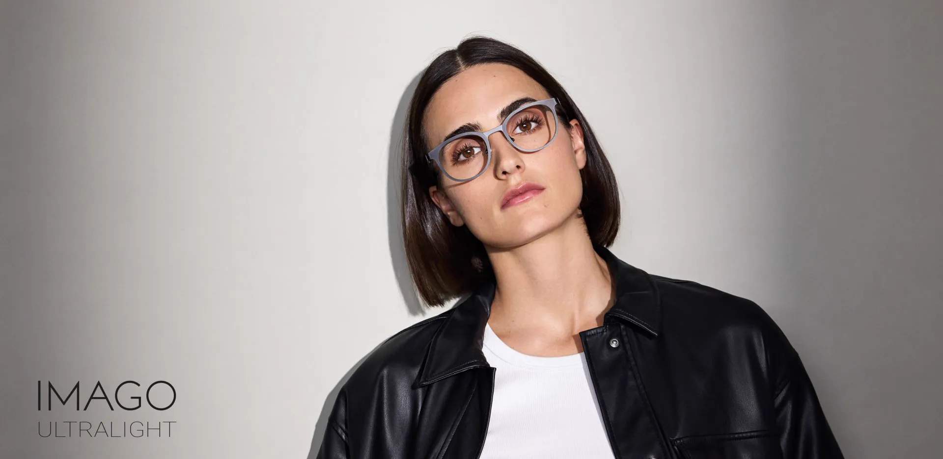Vrouw met lang haar en een titanium bril van Imago