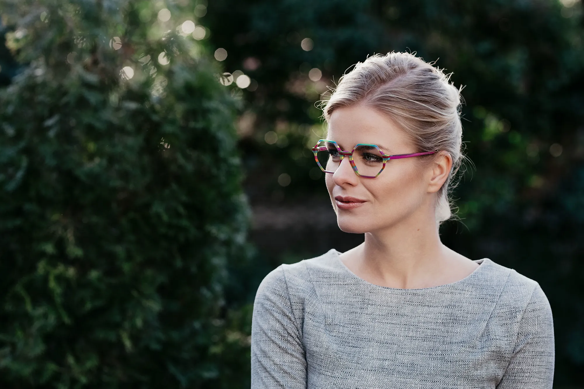 Vrouw met een bril van Johann von Goisern in een groene tuin