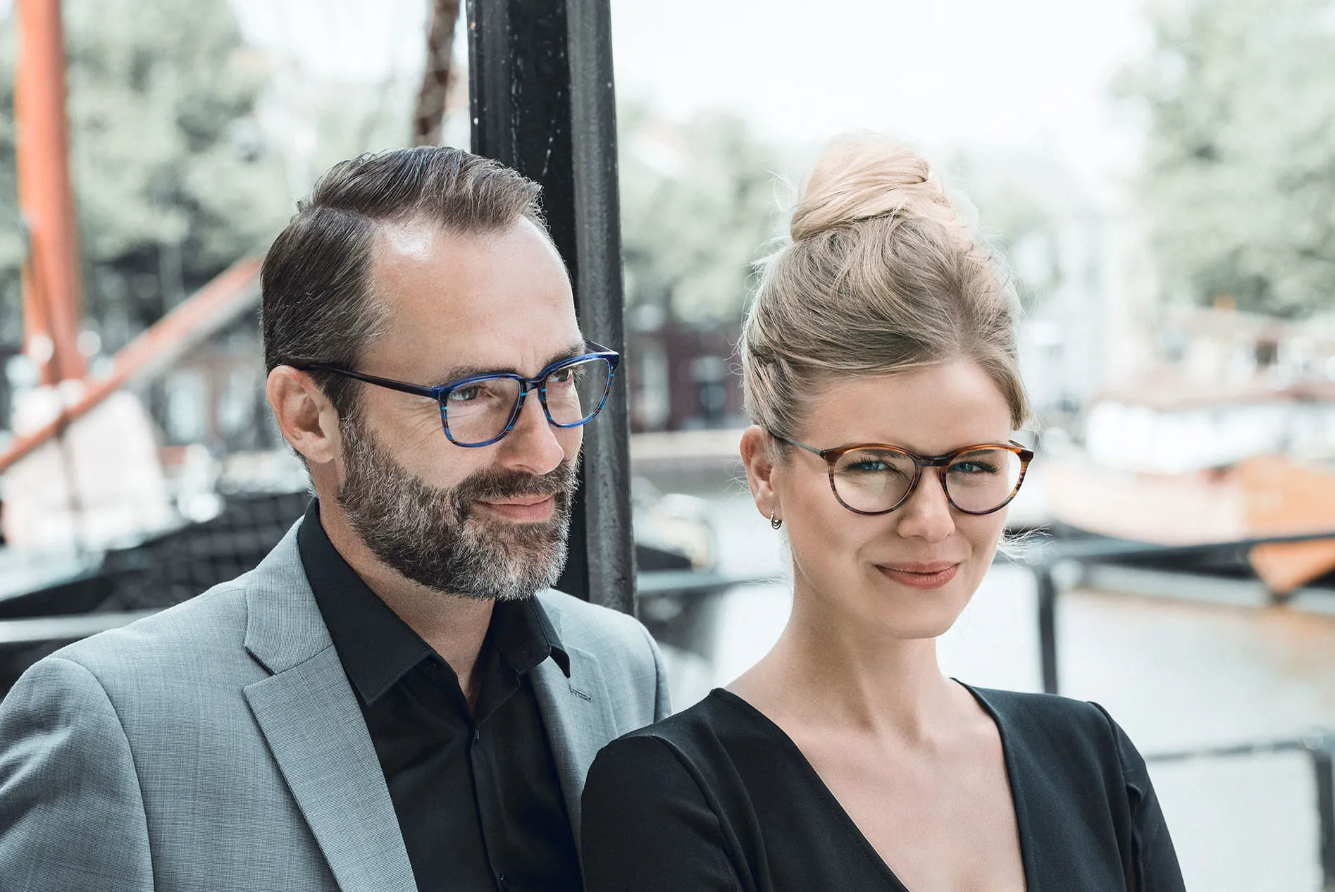 Man en vrouw met een bril van Johann von Goisern aan het water