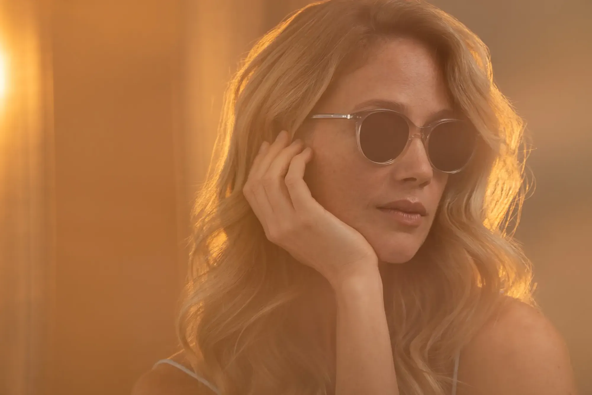 Vrouw met een zonnebril van Lunor in warm licht