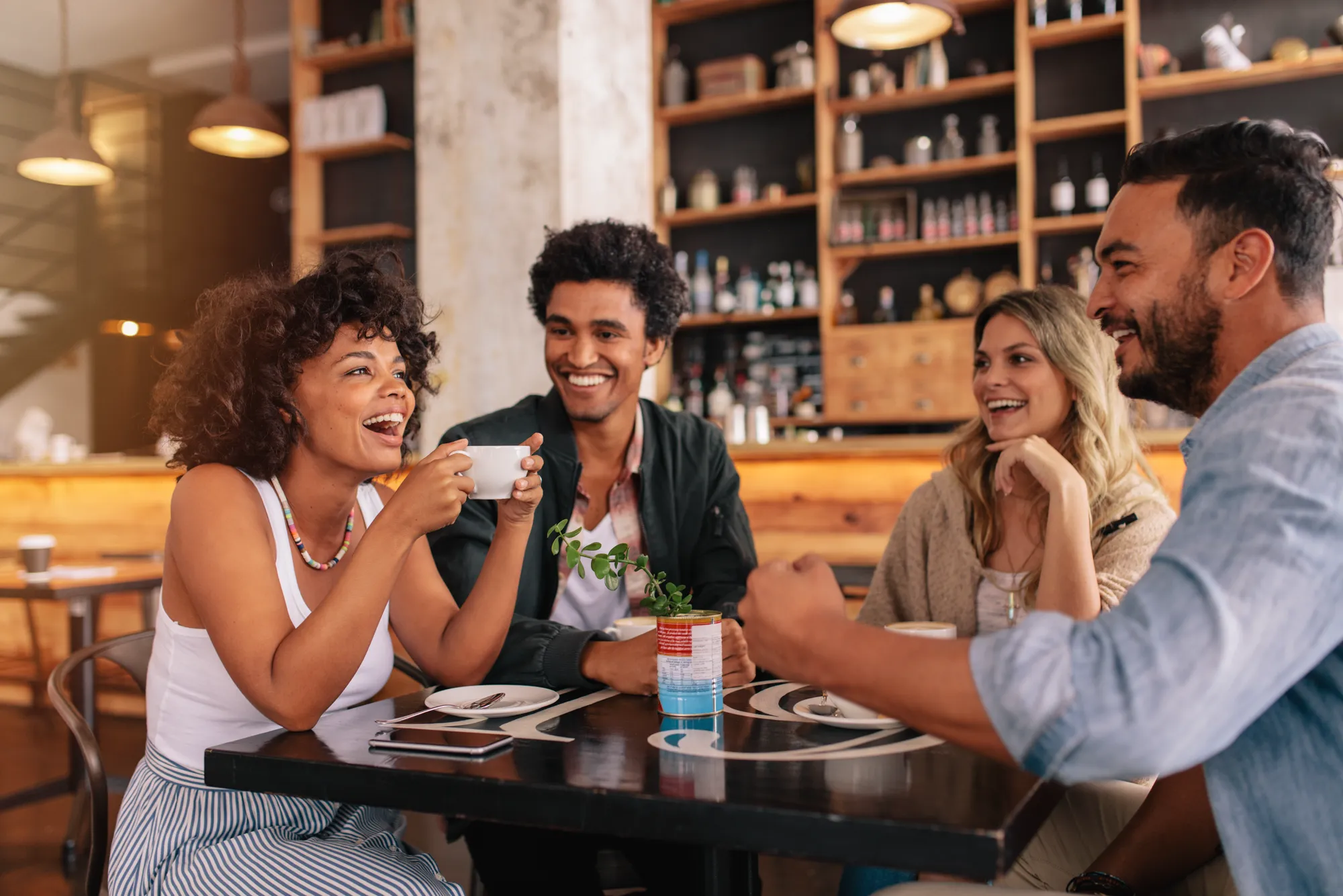 Vrienden lachen samen in een café