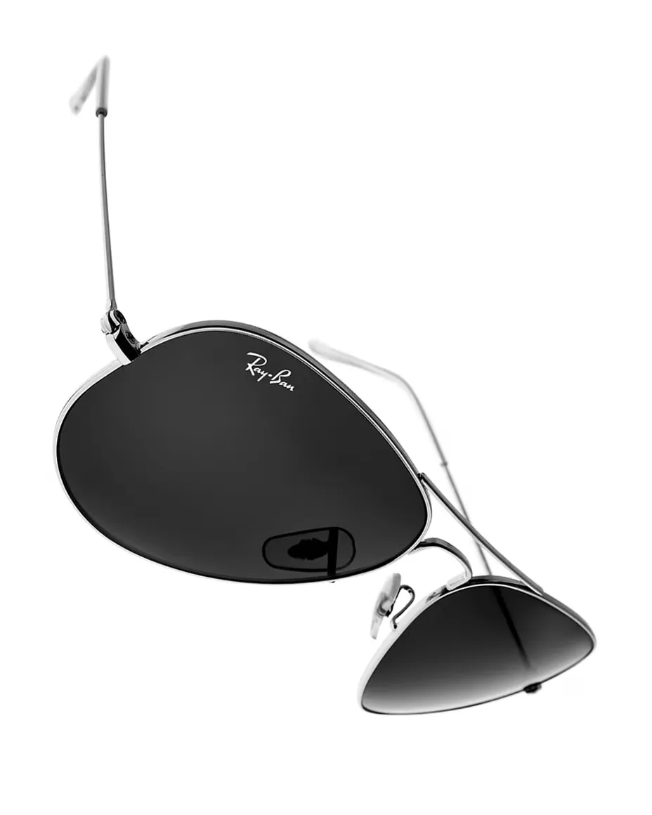 Vrouw in een witte trui met een zonnebril van Ray-Ban