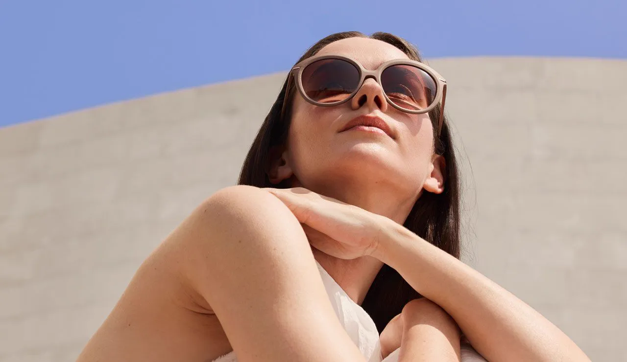Vrouw met een zonnebril van Silhouette, met de armen over elkaar