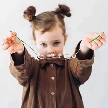 Meisje met een titanium kinderbril van Strong