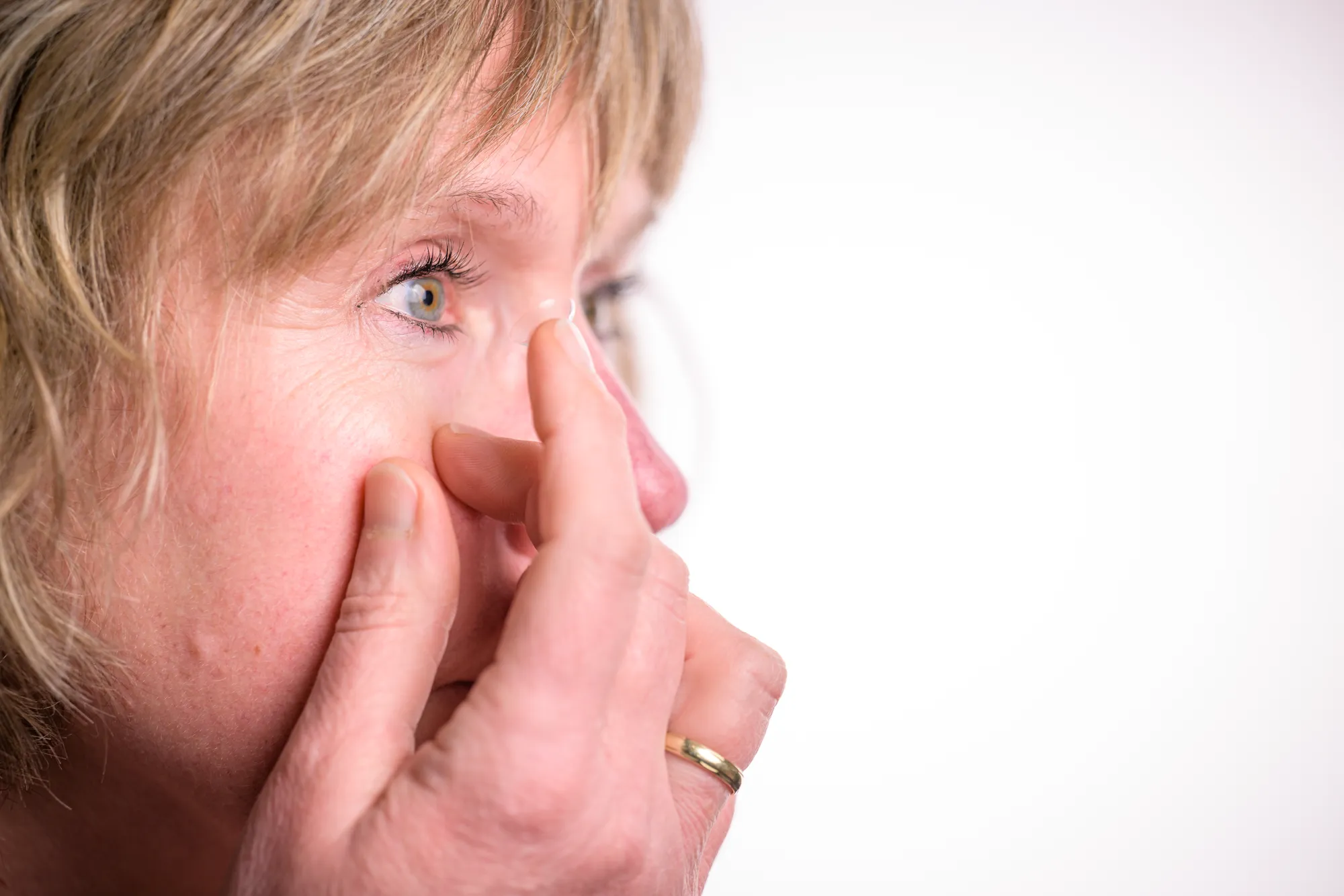 Uitleg over contactlenzen en lenzenvloeistof in de winkel