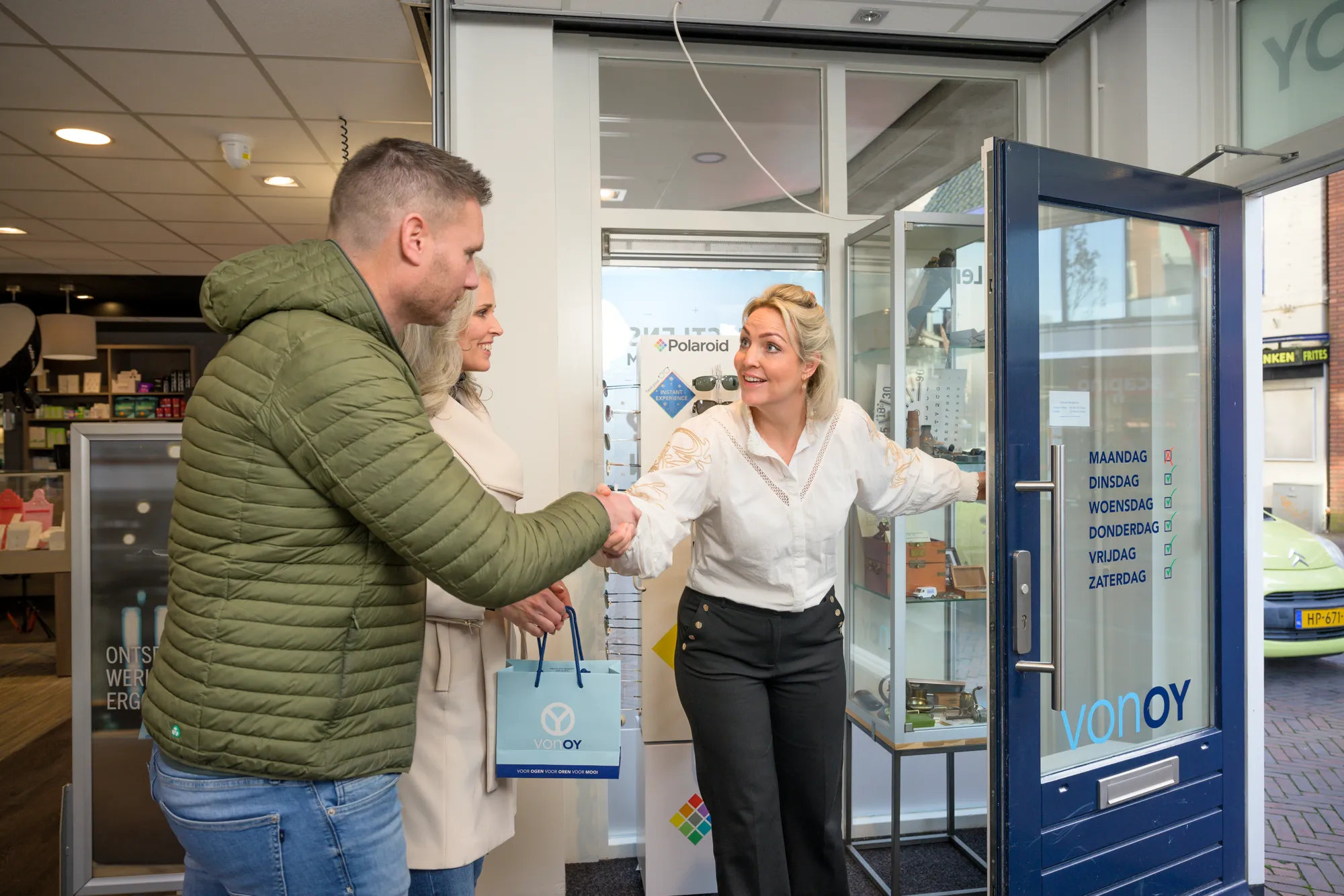Tevreden klant verlaat de winkel van Von Oy na een servicebeurt