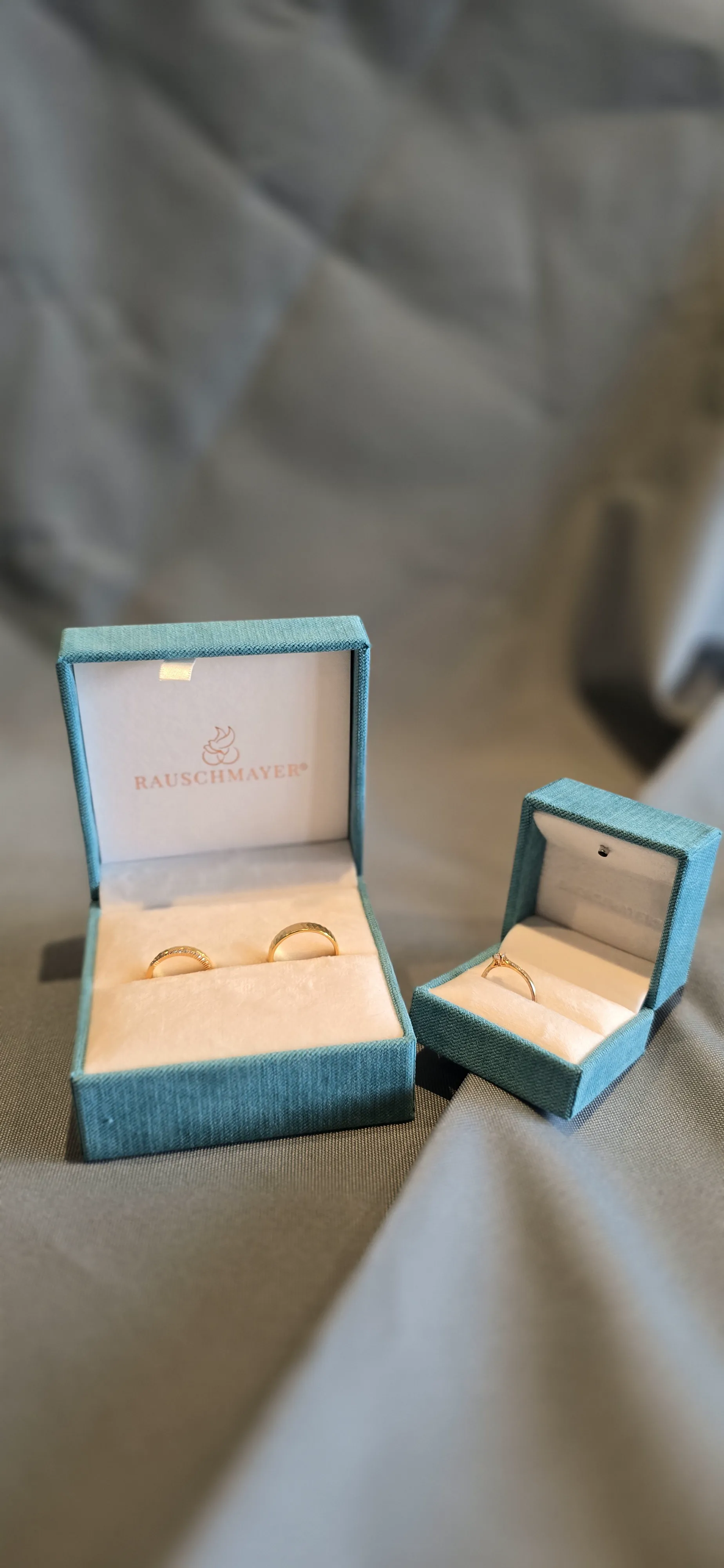 Verschillende kleuren goud en materialen voor trouwringen bij Von Oy