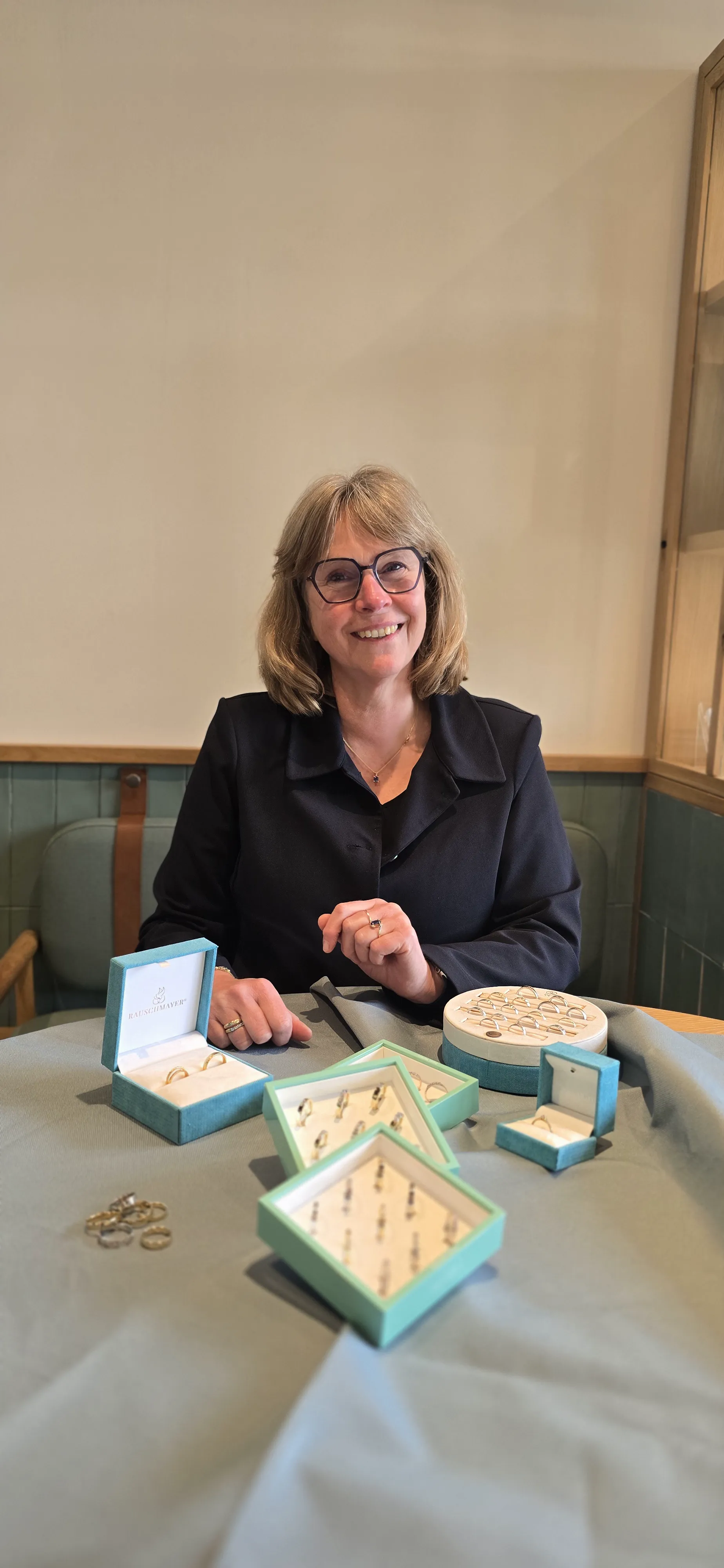 Susan geeft advies over gravures en diamantzettingen in trouwringen